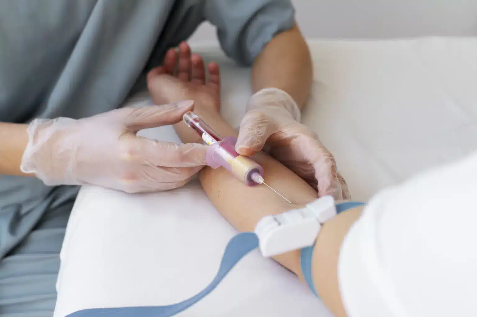 How To Sleep With Cervical Radiculopathy, image of ozone therapy; a nurse inserting an injection into a patient’s forearm.